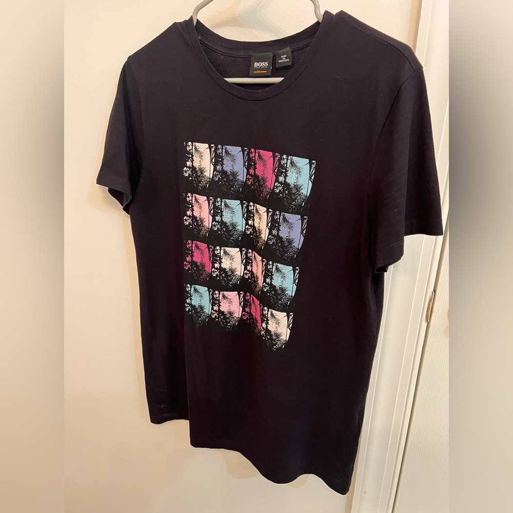 Hugo Boss t-shirt men size medium black color in good condition
